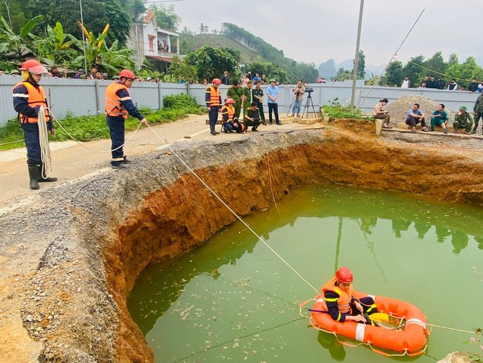 Liên tiếp xuất hiện "hố tử thần" ở Bắc Kạn, chuyên gia khuyến cáo gì?- Ảnh 1.