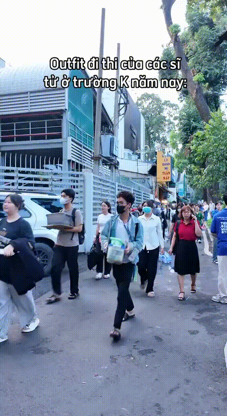 Cảnh tượng gây lú trước cổng trường khiến ai đi ngang qua cũng phải ngoái nhìn: Sao lại ôm ghế nhựa đi thi?- Ảnh 3.