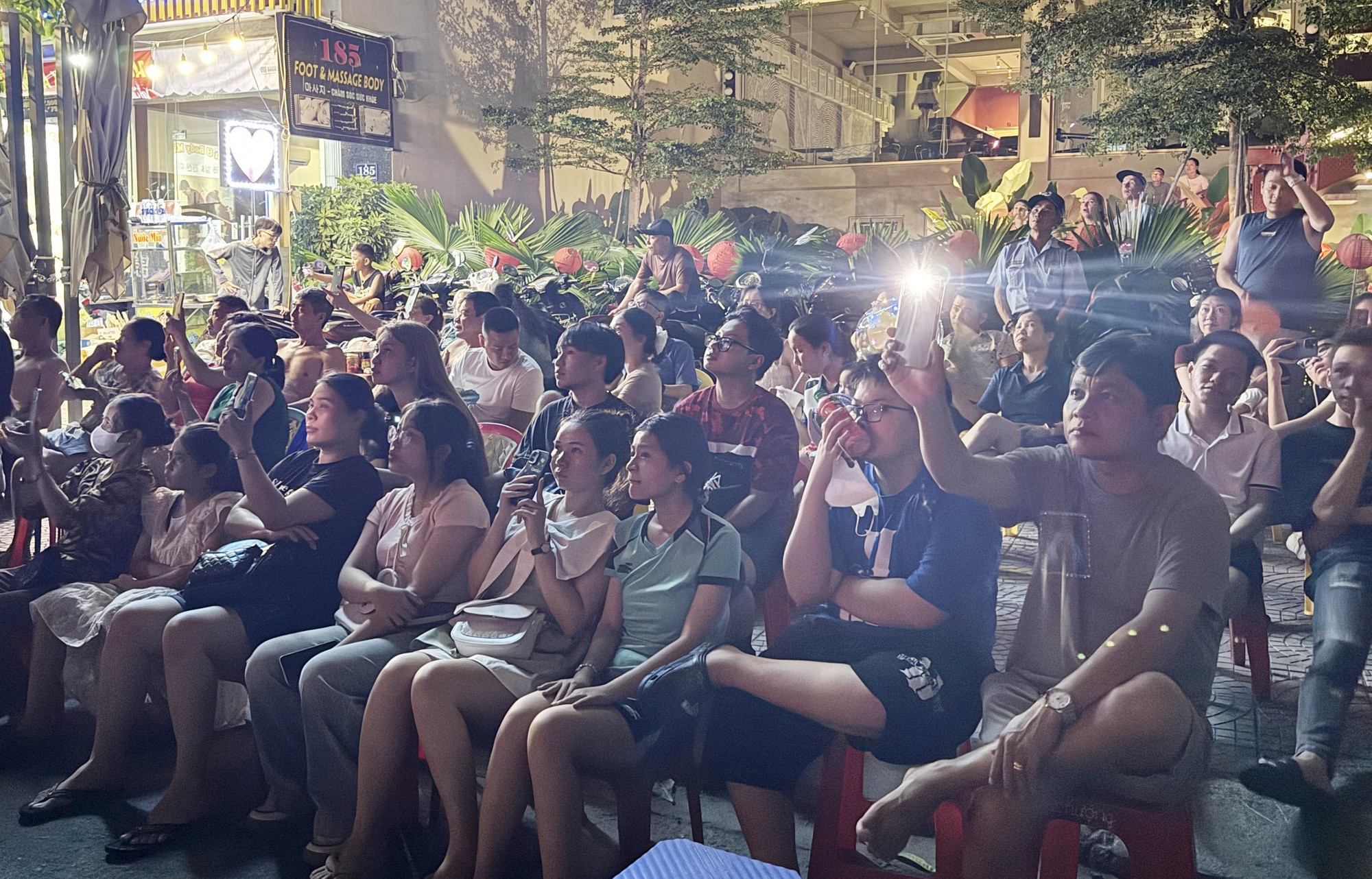 Đội Việt Nam và Ba Lan cùng vẽ nên "bản giao hưởng" pháo hoa trên bầu trời Đà Nẵng- Ảnh 17. Đội Việt Nam và Ba Lan cùng vẽ nên "bản giao hưởng" pháo hoa trên bầu trời Đà Nẵng- Ảnh 17.