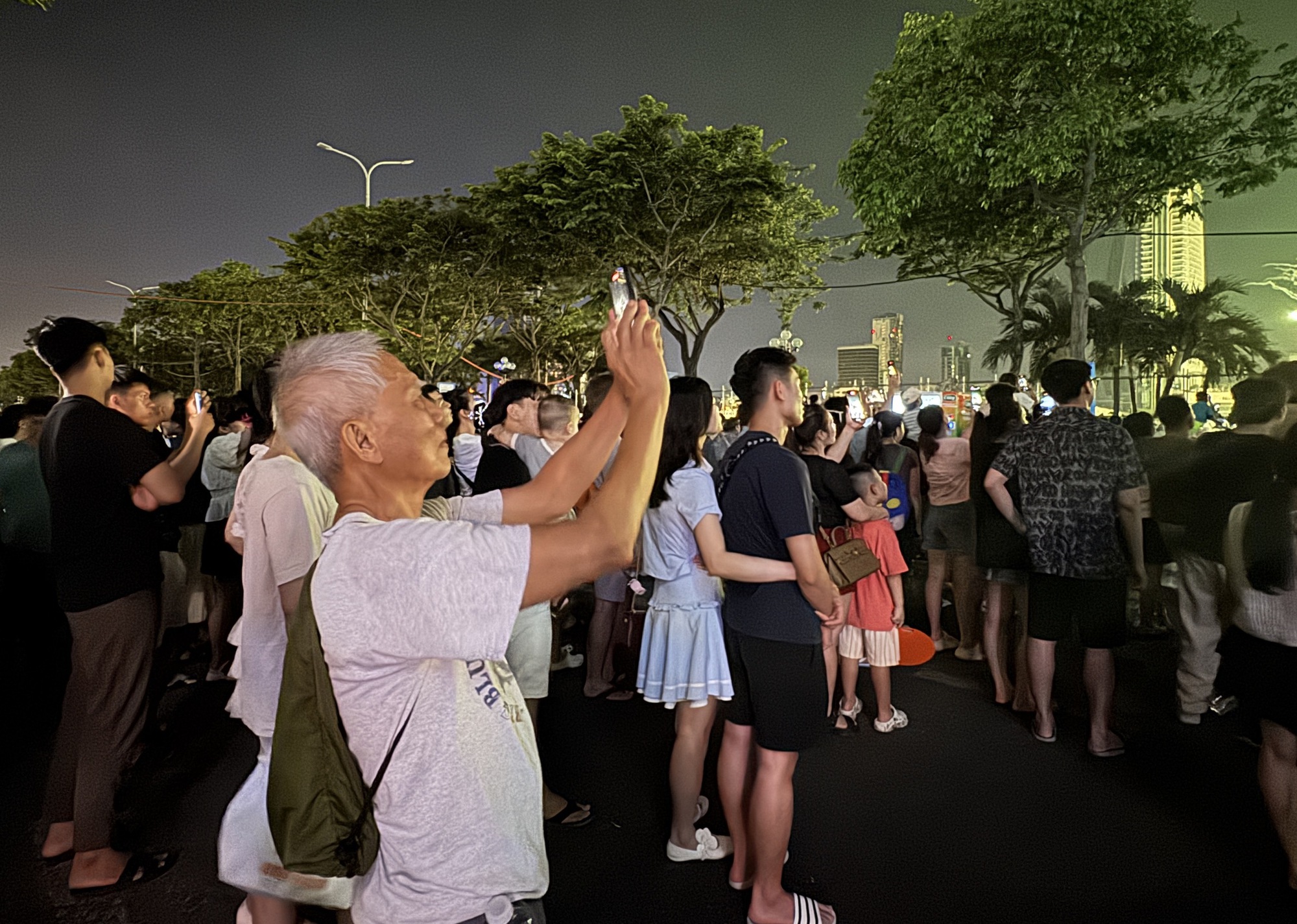 Đội Việt Nam và Ba Lan cùng vẽ nên "bản giao hưởng" pháo hoa trên bầu trời Đà Nẵng- Ảnh 18. Đội Việt Nam và Ba Lan cùng vẽ nên "bản giao hưởng" pháo hoa trên bầu trời Đà Nẵng- Ảnh 18.