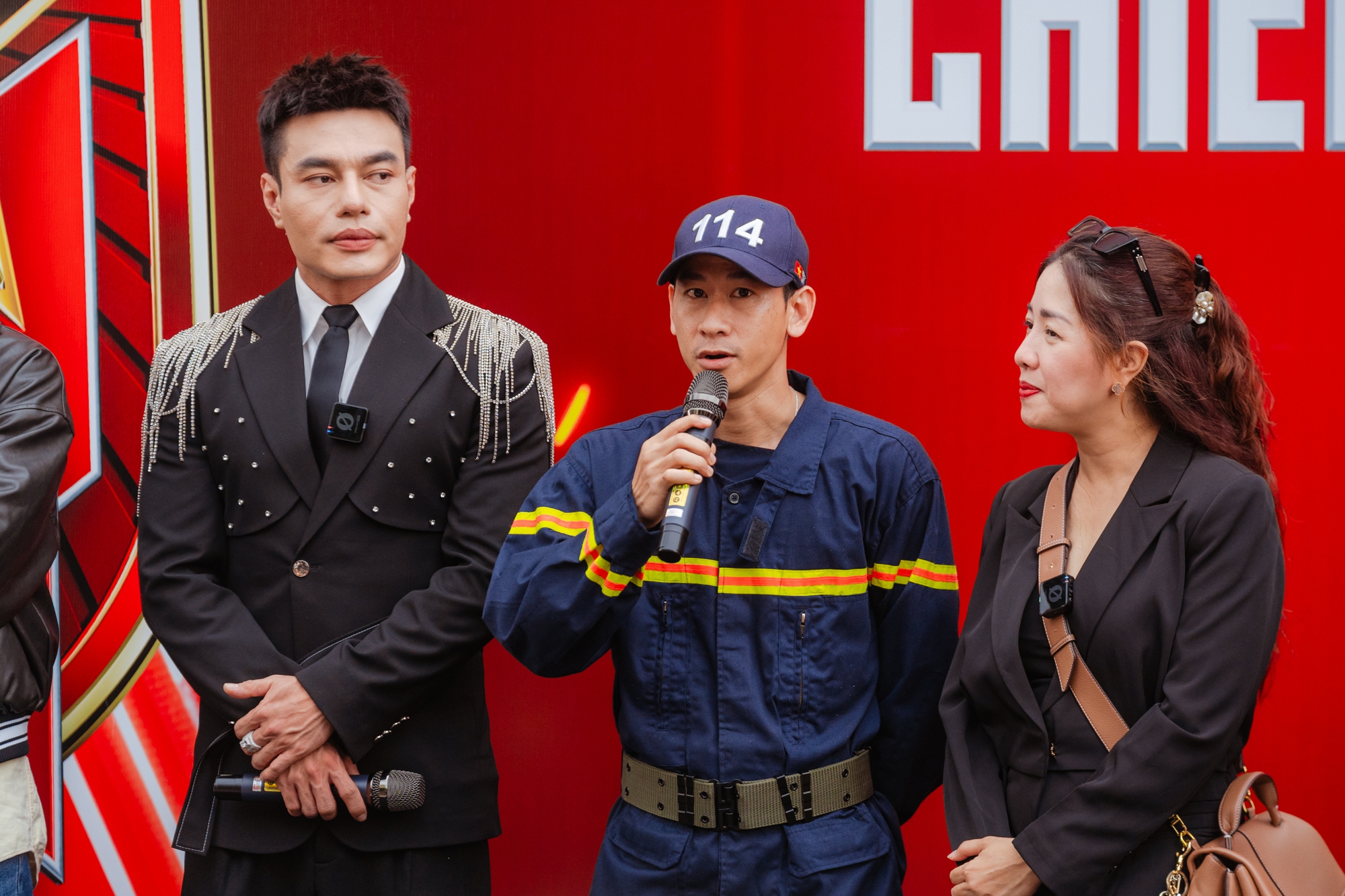 Mỹ nam top 1 visual Vbiz bất ngờ cạo đầu, ngoại hình gây sốc giữa sự kiện- Ảnh 4.