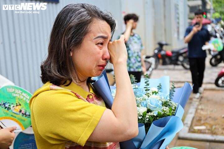 Ông ngoại 71 tuổi chờ ở điểm trường từ 5h để động viên cháu thi vào lớp 10- Ảnh 4.