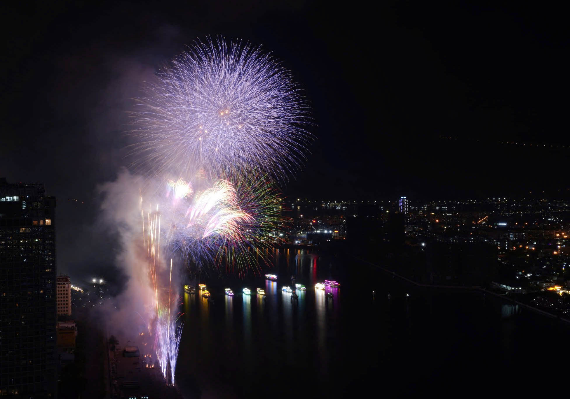 Đội Việt Nam và Ba Lan cùng vẽ nên "bản giao hưởng" pháo hoa trên bầu trời Đà Nẵng- Ảnh 10. Đội Việt Nam và Ba Lan cùng vẽ nên "bản giao hưởng" pháo hoa trên bầu trời Đà Nẵng- Ảnh 10.