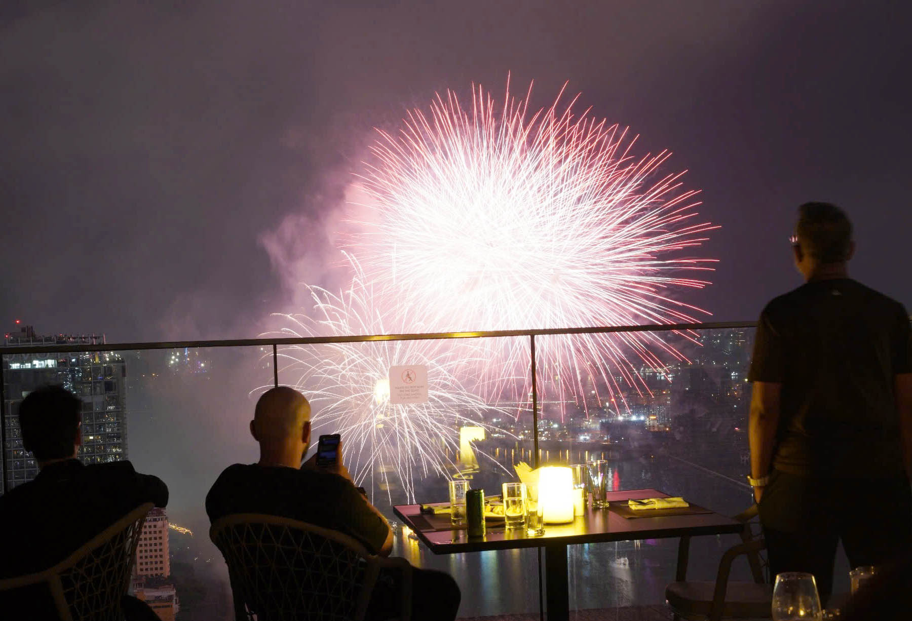 Đội Việt Nam và Ba Lan cùng vẽ nên "bản giao hưởng" pháo hoa trên bầu trời Đà Nẵng- Ảnh 11. Đội Việt Nam và Ba Lan cùng vẽ nên "bản giao hưởng" pháo hoa trên bầu trời Đà Nẵng- Ảnh 11.