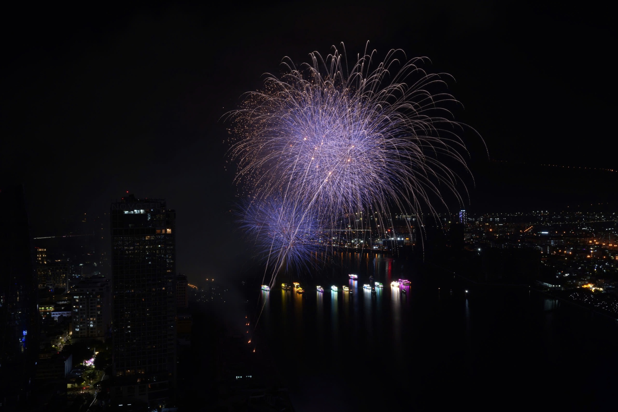 Đội Việt Nam và Ba Lan cùng vẽ nên "bản giao hưởng" pháo hoa trên bầu trời Đà Nẵng- Ảnh 3. Đội Việt Nam và Ba Lan cùng vẽ nên "bản giao hưởng" pháo hoa trên bầu trời Đà Nẵng- Ảnh 3.