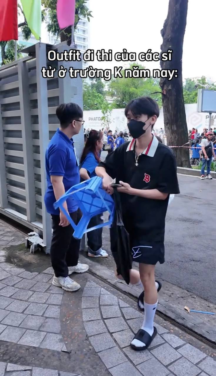 Cảnh tượng gây lú trước cổng trường khiến ai đi ngang qua cũng phải ngoái nhìn: Sao lại ôm ghế nhựa đi thi?- Ảnh 6.