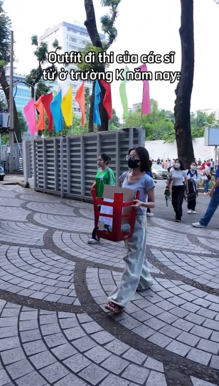 Cảnh tượng gây lú trước cổng trường khiến ai đi ngang qua cũng phải ngoái nhìn: Sao lại ôm ghế nhựa đi thi?- Ảnh 5.