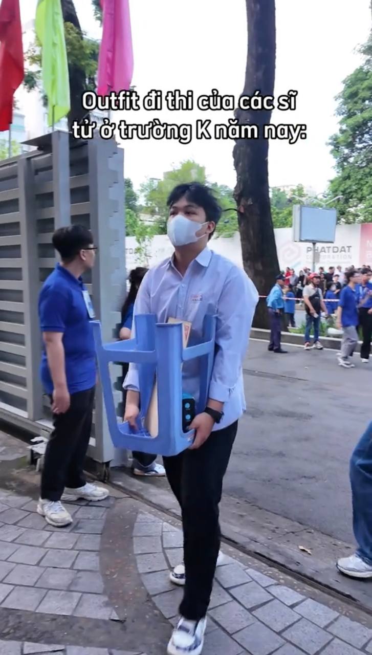 Cảnh tượng gây lú trước cổng trường khiến ai đi ngang qua cũng phải ngoái nhìn: Sao lại ôm ghế nhựa đi thi?- Ảnh 8.