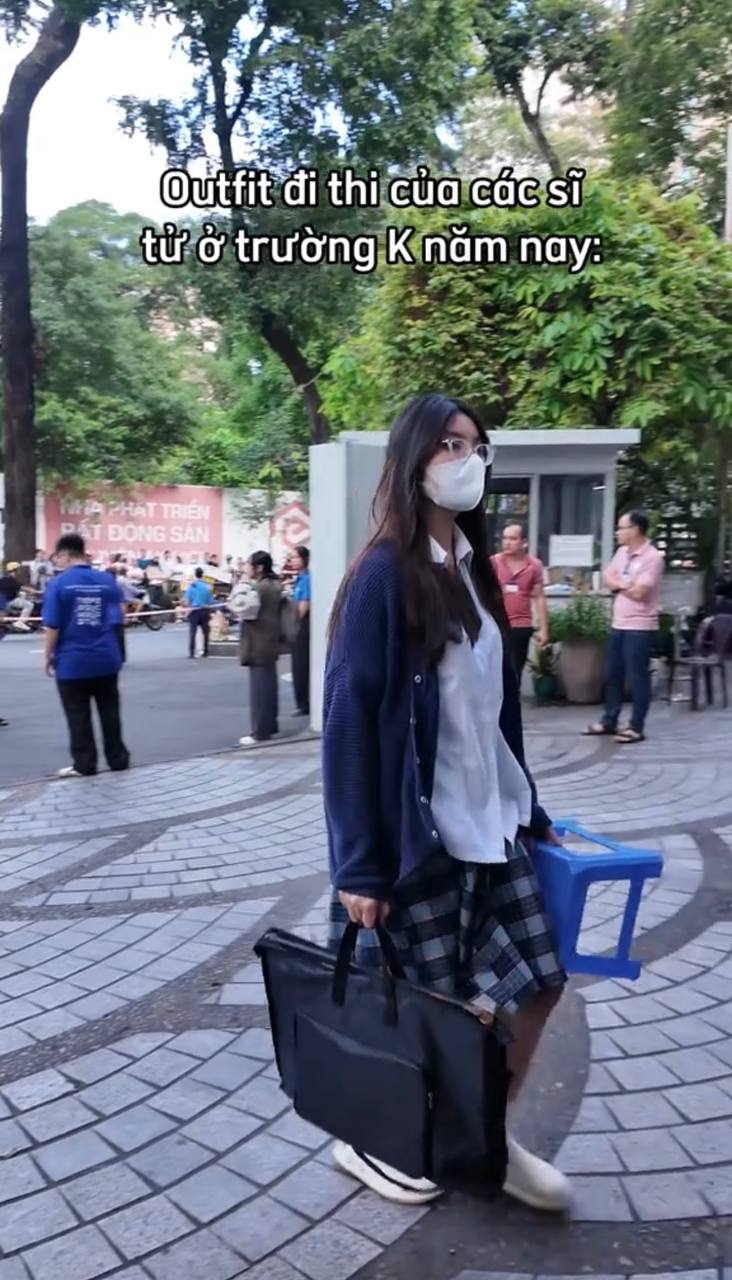 Cảnh tượng gây lú trước cổng trường khiến ai đi ngang qua cũng phải ngoái nhìn: Sao lại ôm ghế nhựa đi thi?- Ảnh 7.