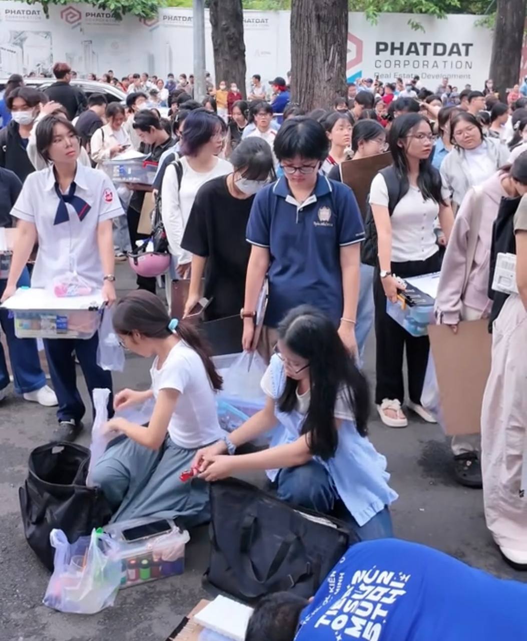 Cảnh tượng gây lú trước cổng trường khiến ai đi ngang qua cũng phải ngoái nhìn: Sao lại ôm ghế nhựa đi thi?- Ảnh 2.