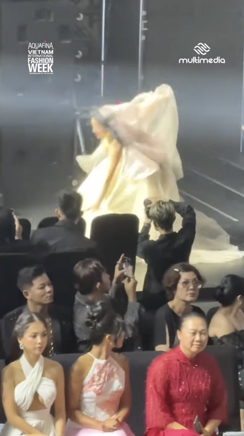 Chủ đề ngày 3 Vietnam International Fashion Week là té ngã hay sao?- Ảnh 5.