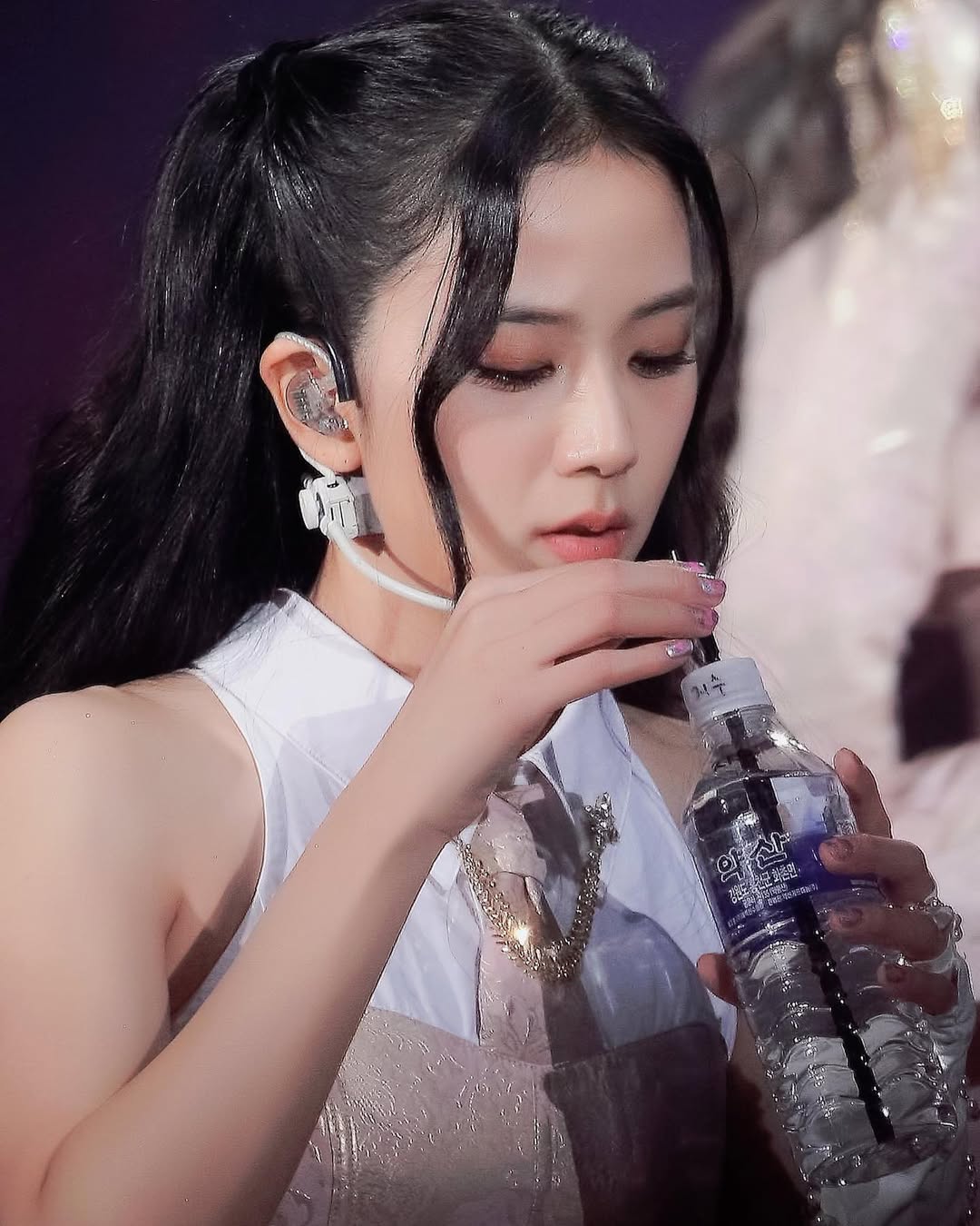 Cả nghìn người thắc mắc: Idol Hàn cắm ống hút vào chai nước thế nào, đáp án hóa ra chỉ vài chục nghìn- Ảnh 3.