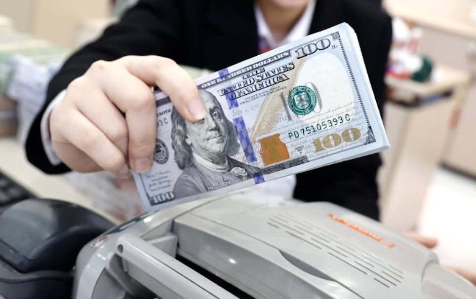 Lưu ý: Những điều cần biết về giao dịch USD tại Việt Nam để vừa có lợi lại không bị phạt nặng- Ảnh 1.