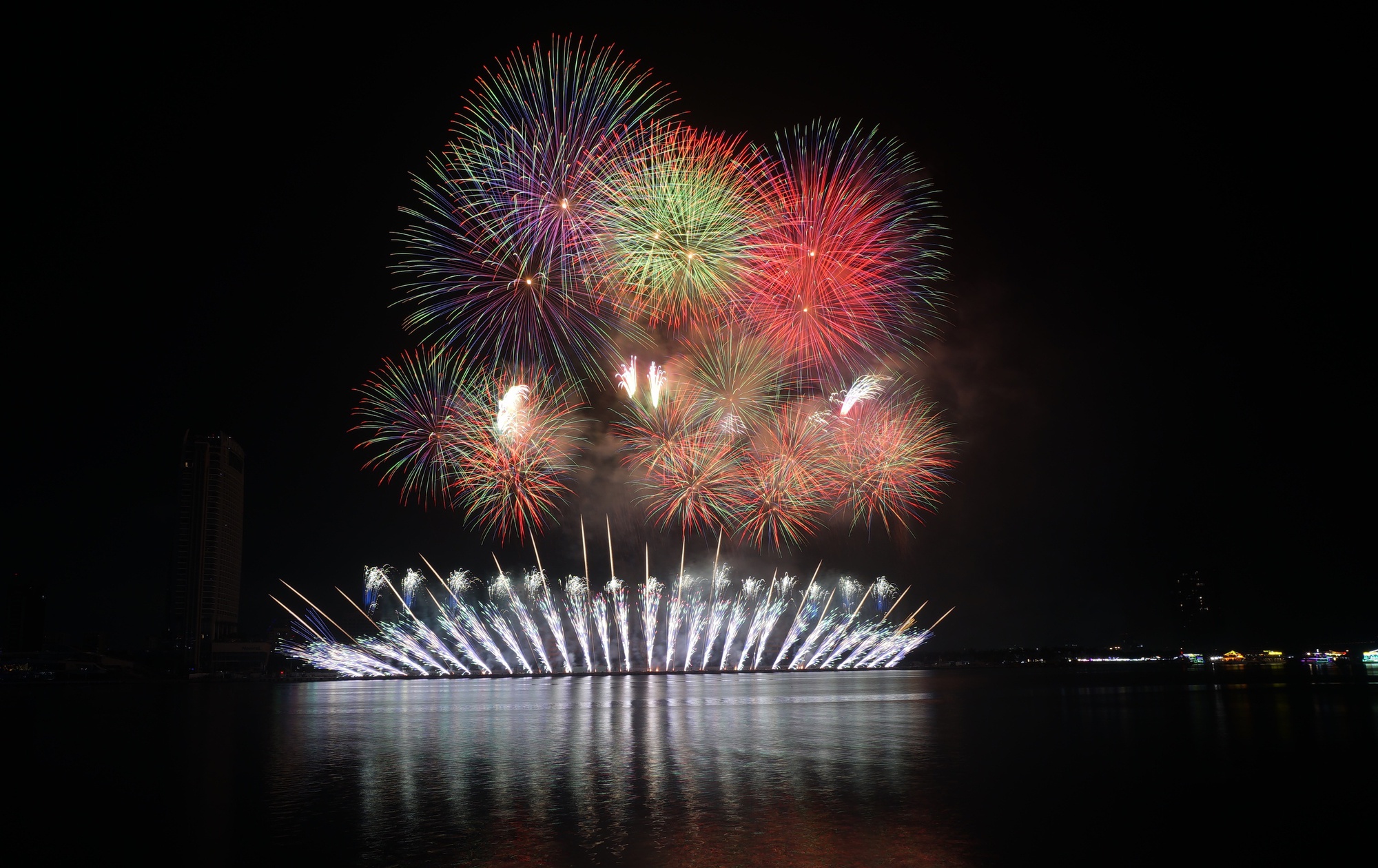 Đội Việt Nam và Ba Lan cùng vẽ nên "bản giao hưởng" pháo hoa trên bầu trời Đà Nẵng- Ảnh 5. Đội Việt Nam và Ba Lan cùng vẽ nên "bản giao hưởng" pháo hoa trên bầu trời Đà Nẵng- Ảnh 5.