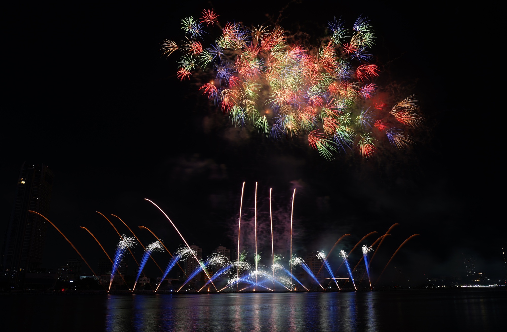 Đội Việt Nam và Ba Lan cùng vẽ nên "bản giao hưởng" pháo hoa trên bầu trời Đà Nẵng- Ảnh 9. Đội Việt Nam và Ba Lan cùng vẽ nên "bản giao hưởng" pháo hoa trên bầu trời Đà Nẵng- Ảnh 9.