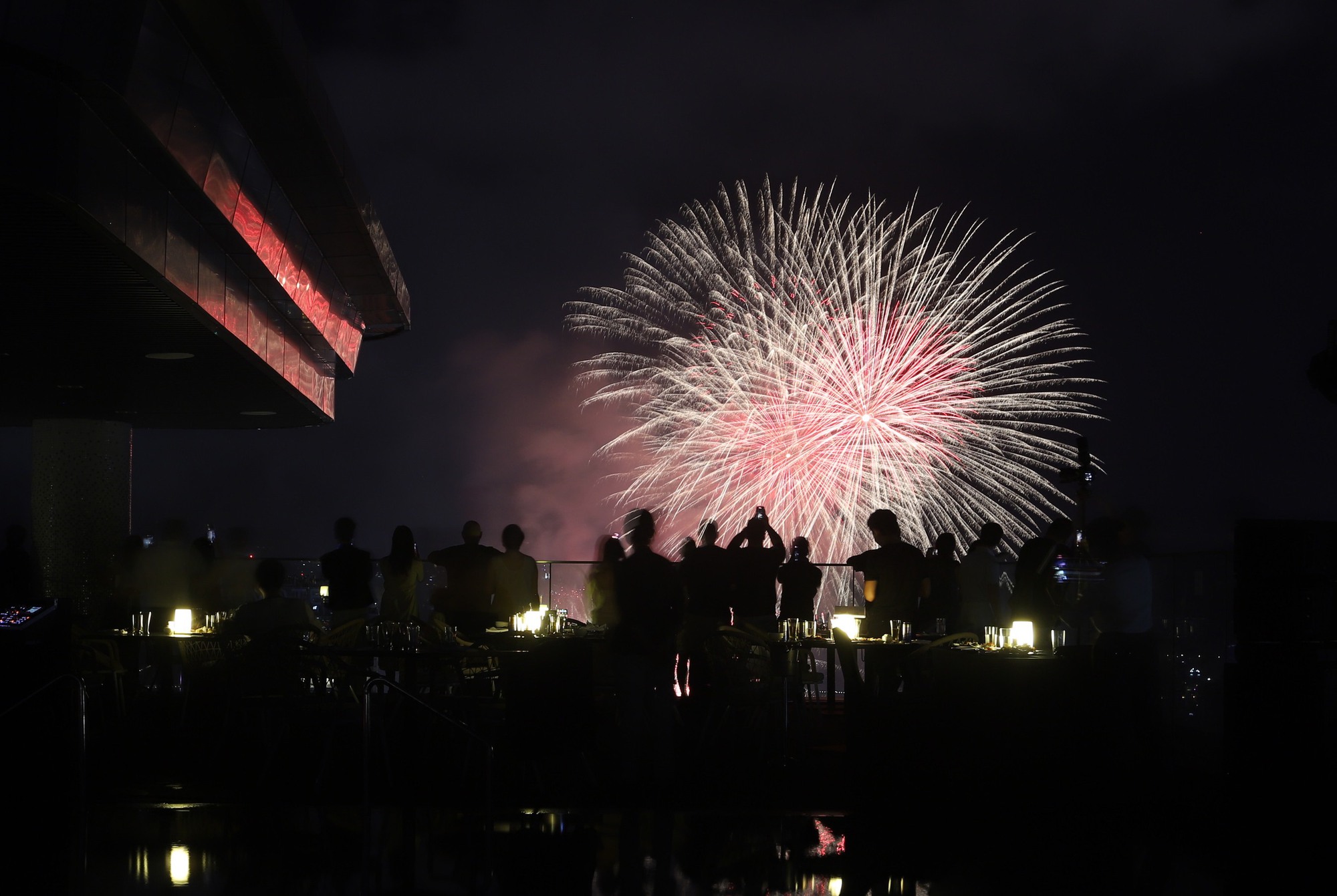 Đội Việt Nam và Ba Lan cùng vẽ nên "bản giao hưởng" pháo hoa trên bầu trời Đà Nẵng- Ảnh 7. Đội Việt Nam và Ba Lan cùng vẽ nên "bản giao hưởng" pháo hoa trên bầu trời Đà Nẵng- Ảnh 7.