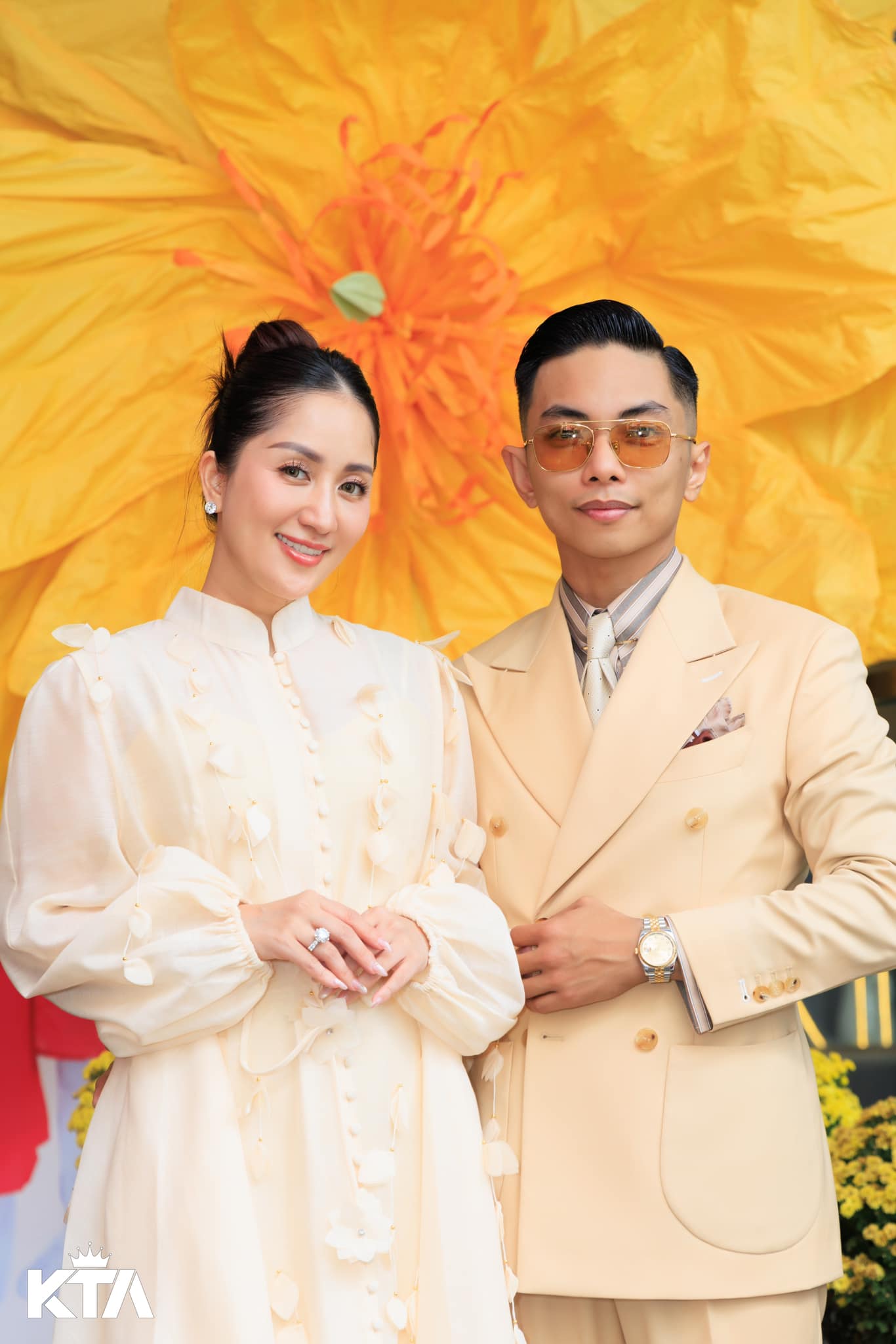Kì lạ Khánh Thi U50 ngày càng trẻ đẹp, Phan Hiển kém 12 tuổi lại 
