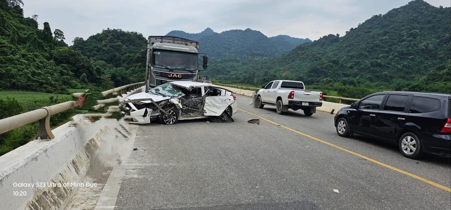 2 giây trước khi xảy ra tai nạn liên hoàn, xe tải văng khỏi cầu, 6 người thương vong: Khoảnh khắc ám ảnh- Ảnh 3.