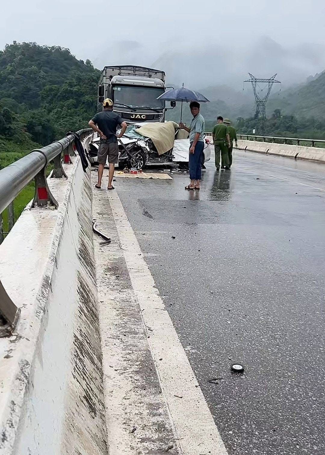 2 giây trước khi xảy ra tai nạn liên hoàn, xe tải văng khỏi cầu, 6 người thương vong: Khoảnh khắc ám ảnh- Ảnh 2.