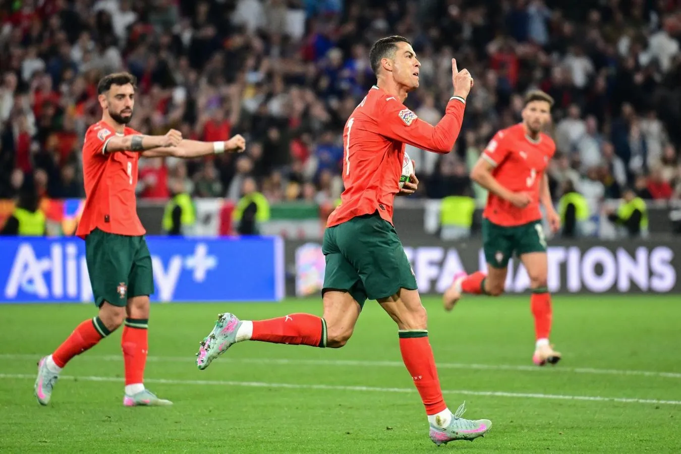 Vô địch ở tuổi 40, Ronaldo lại viết nên chương mới, với những kỷ lục mới- Ảnh 5.