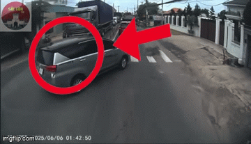 Khoảnh khắc xót xa từ camera vụ tai nạn khiến người mẹ và con trai 8 tuổi tử vong thương tâm ở TP.HCM- Ảnh 1.