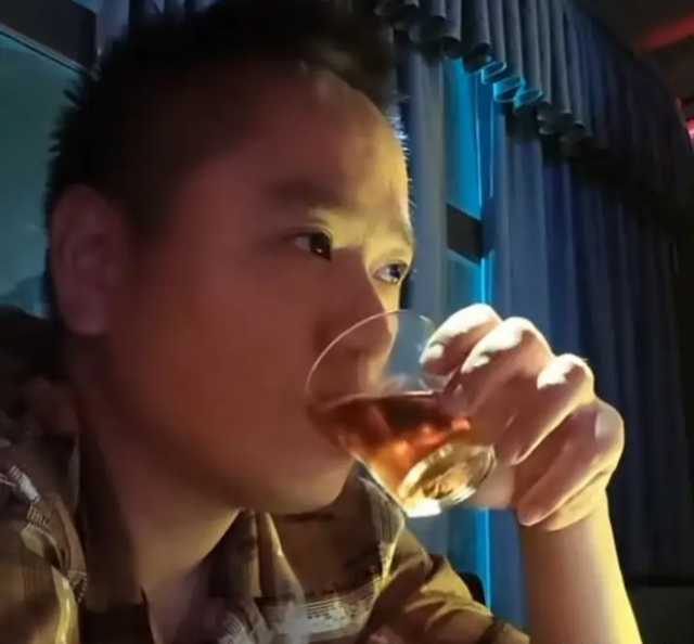 Quá chén, streamer khoe những thứ "không nên khoe" cho fan xem rồi "bay luôn" cả sự nghiệp- Ảnh 1.