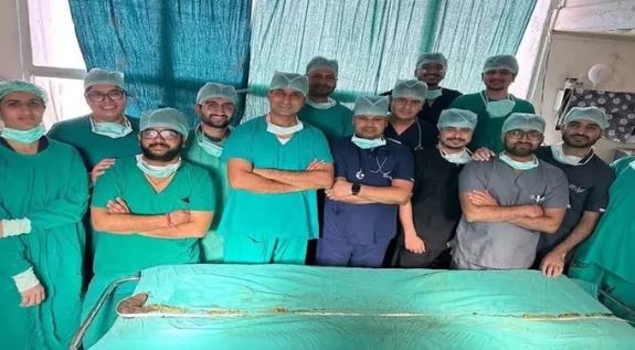 Bé gái 14 tuổi đau bụng, nôn mửa suốt 1 tháng, khi phẫu thuật bác sĩ lấy ra thứ không ngờ- Ảnh 1.