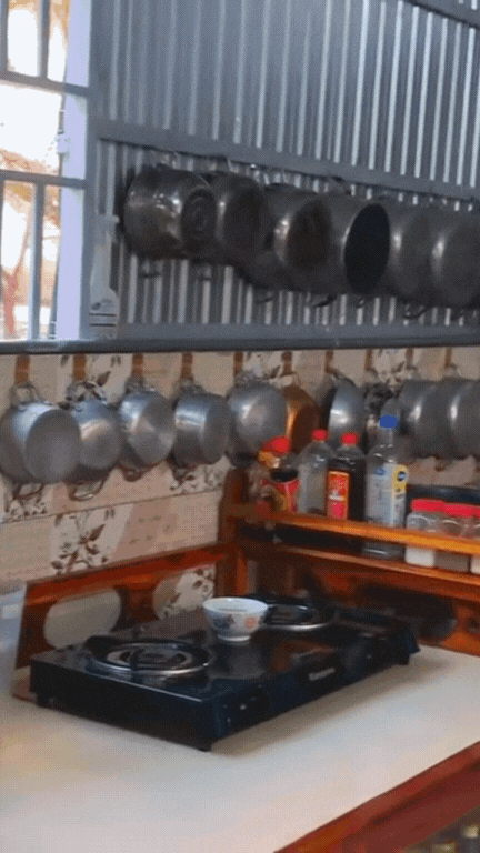 Ghé bếp miền Tây sạch đến ngỡ ngàng: Dù nấu củi vẫn gọn tinh tươm, không một vết bẩn, hút hàng triệu lượt xem- Ảnh 6.