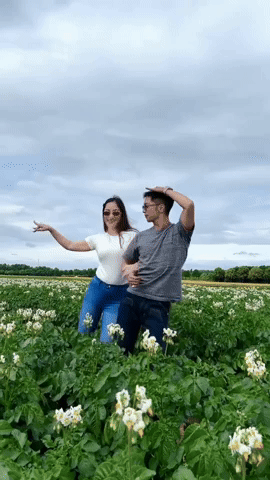 Kì lạ Khánh Thi U50 ngày càng trẻ đẹp, Phan Hiển kém 12 tuổi lại 