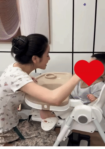 4 triệu người dán mắt vào điện thoại xem vợ Quang Hải dạy con, khéo cỡ nào mà lu mờ cả 