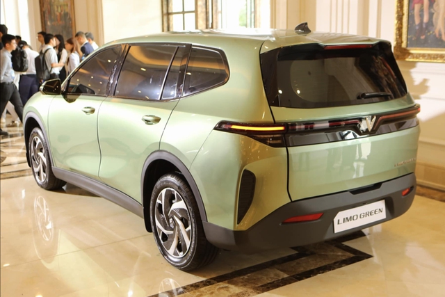 Ảnh thật xe VinFast chỉ do 1 người Việt thiết kế: To ngang Innova, rẻ hơn gần 100 triệu, bảo hành ra sao?- Ảnh 4. Ảnh thật xe VinFast chỉ do 1 người Việt thiết kế: To ngang Innova, rẻ hơn gần 100 triệu, bảo hành ra sao?- Ảnh 4.
