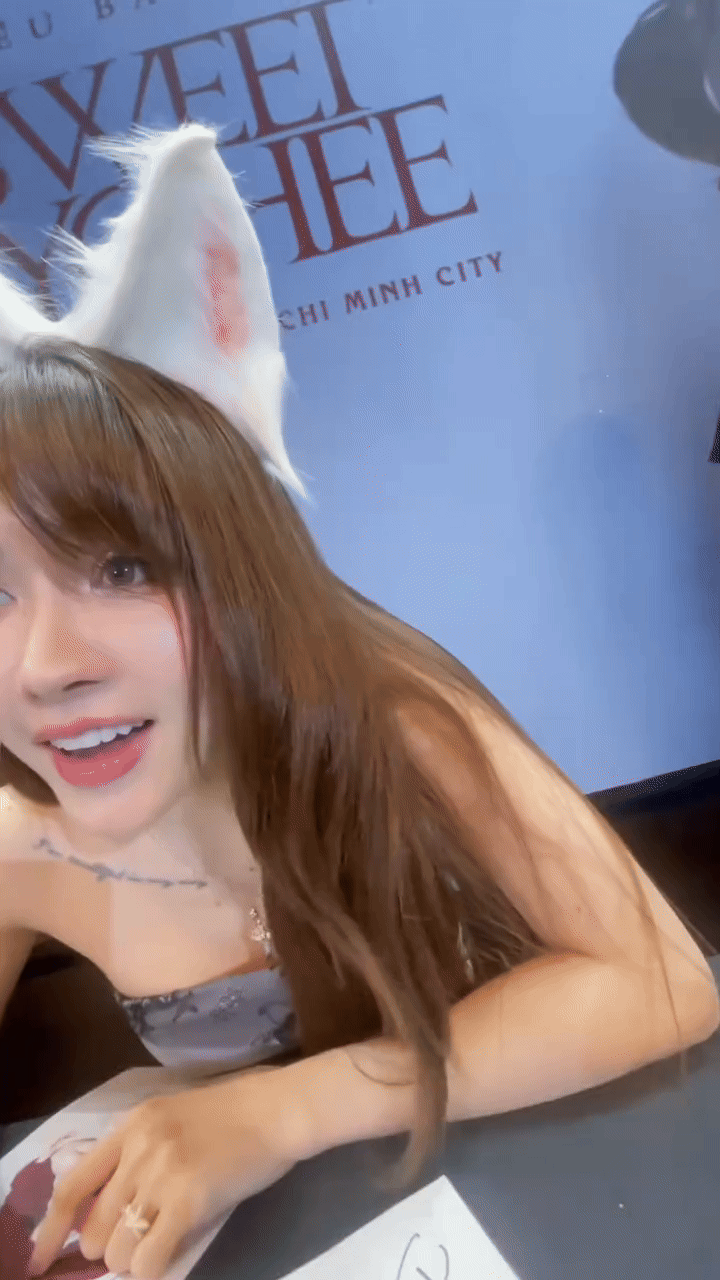 Thiều Bảo Trâm bị fan quay trúng 