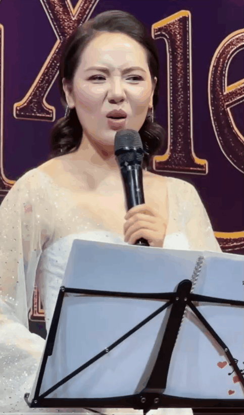 Nữ ca sĩ 2 lần từ chối show Chị Đẹp, nói thẳng 1 Em Xinh: “Ba mấy tuổi đầu còn đi thi”- Ảnh 3. Nữ ca sĩ 2 lần từ chối show Chị Đẹp, nói thẳng 1 Em Xinh: “Ba mấy tuổi đầu còn đi thi”- Ảnh 3.