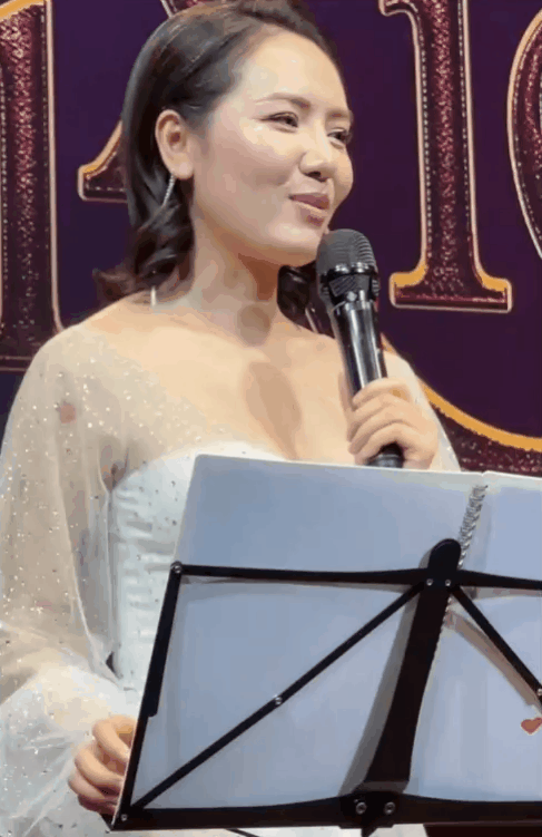Nữ ca sĩ 2 lần từ chối show Chị Đẹp, nói thẳng 1 Em Xinh: “Ba mấy tuổi đầu còn đi thi”- Ảnh 4. Nữ ca sĩ 2 lần từ chối show Chị Đẹp, nói thẳng 1 Em Xinh: “Ba mấy tuổi đầu còn đi thi”- Ảnh 4.