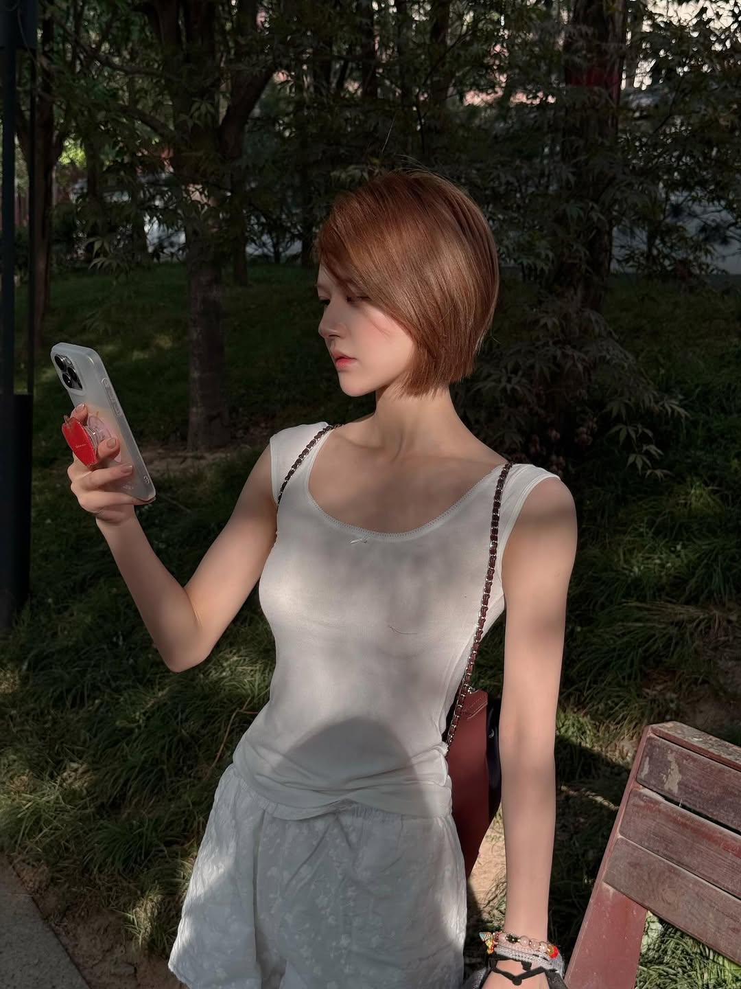 Triệu Lộ Tư cắt phăng mái tóc dài: Visual thăng hạng thấy rõ, style ngày càng lên hương- Ảnh 2.
