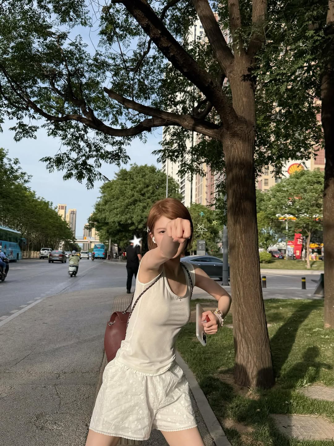 Triệu Lộ Tư cắt phăng mái tóc dài: Visual thăng hạng thấy rõ, style ngày càng lên hương- Ảnh 3.