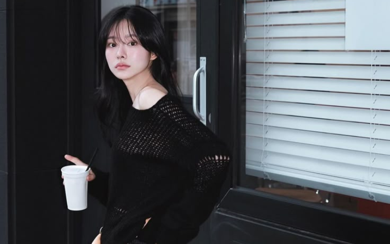 Nhịn ăn để dành tiền mua sắm cho bằng người ta- Ảnh 1.