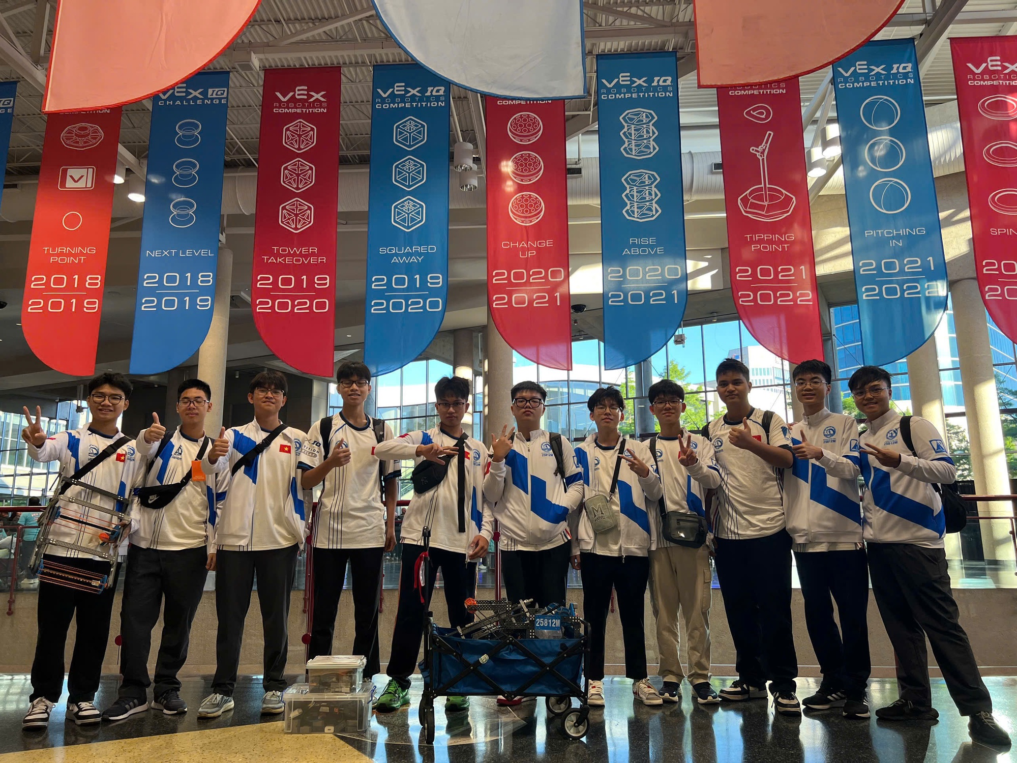 Đội tuyển học sinh Việt Nam xuất sắc giành 2 giải tại giải Robotics lớn nhất thế giới, lọt top 4/419 đội thi: Lá cờ đỏ tung bay trên bản đồ tri thức!- Ảnh 2.