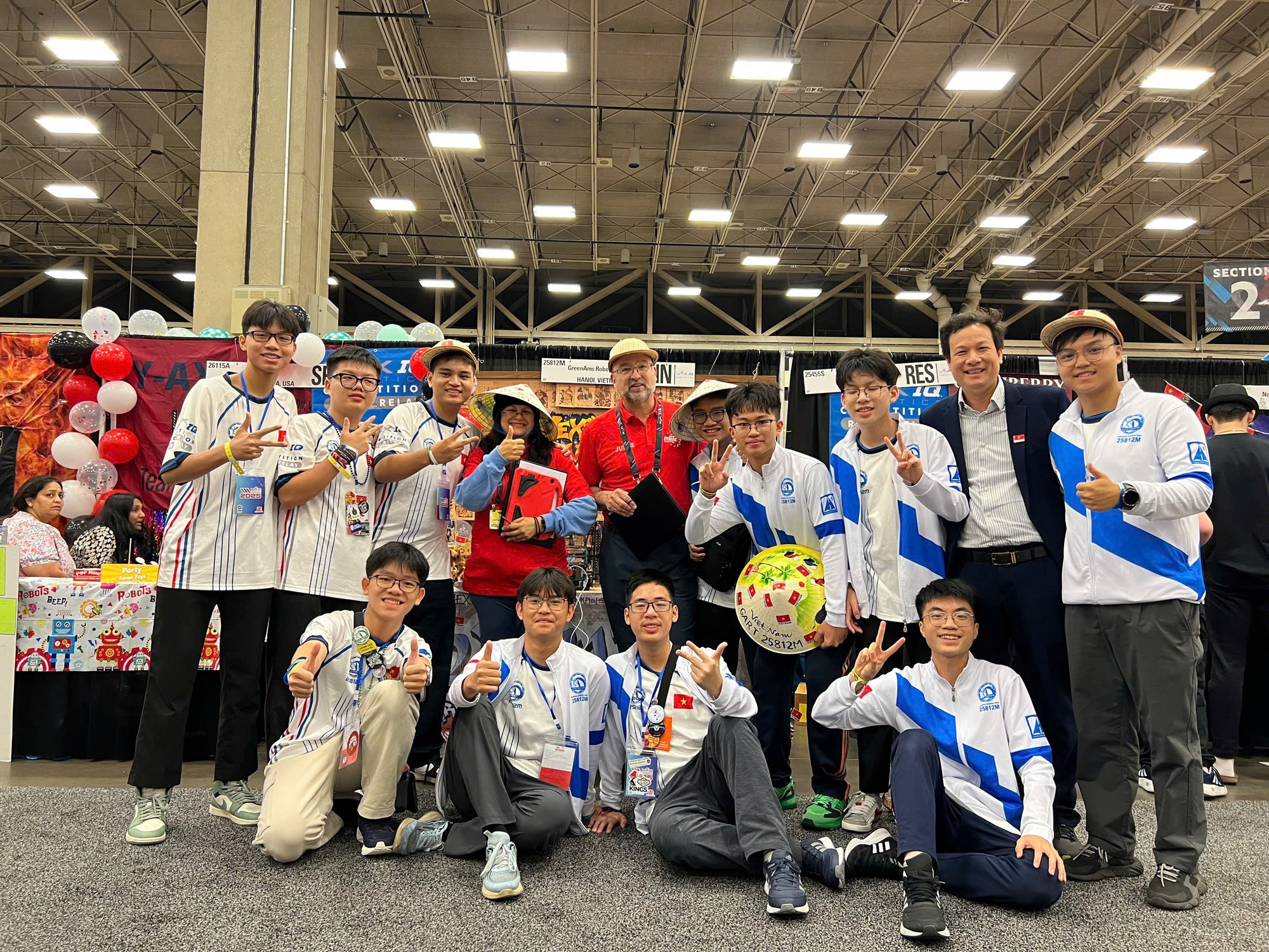 Đội tuyển học sinh Việt Nam xuất sắc giành 2 giải tại giải Robotics lớn nhất thế giới, lọt top 4/419 đội thi: Lá cờ đỏ tung bay trên bản đồ tri thức!- Ảnh 1.