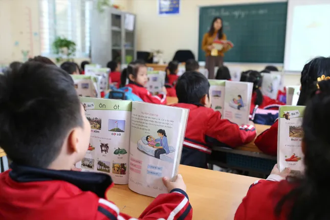 Chưa sửa sách giáo khoa trong năm 2025- Ảnh 1.