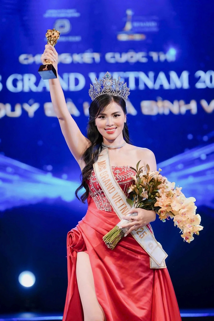 Nữ thạc sĩ vừa đăng quang hoa hậu có chồng là giáo sư trẻ nhất Việt Nam- Ảnh 1.