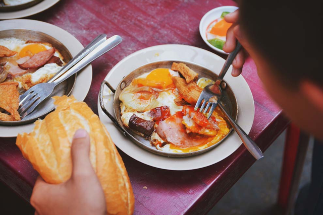 Khách Tây say mê thưởng thức rồi thốt lên: Đây có lẽ là món ăn sáng ngon nhất ở TP.HCM- Ảnh 3.