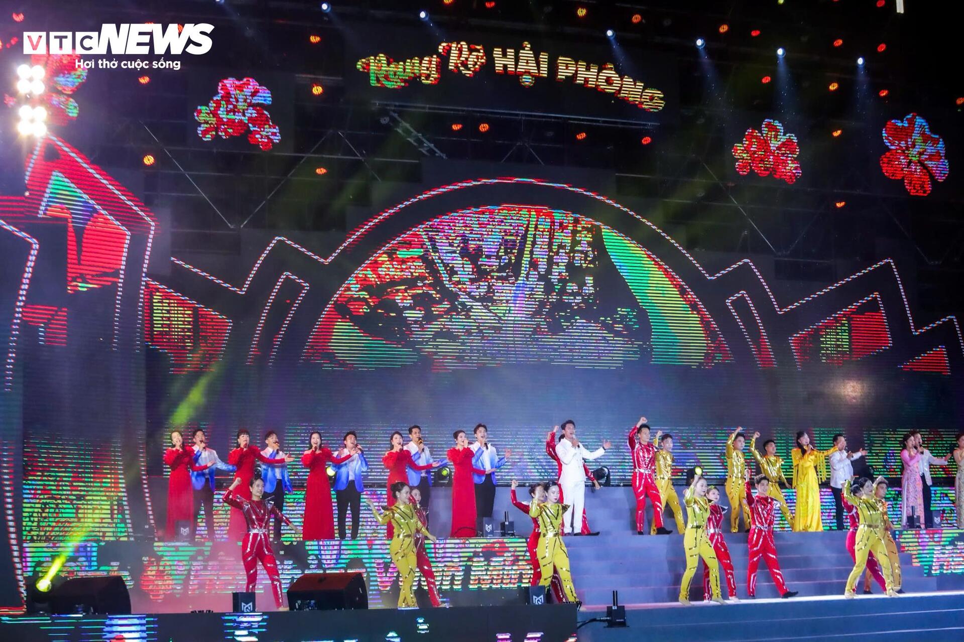 Biển người đội mưa xem màn bắn pháo hoa mừng ngày hợp nhất Hải Dương - Hải Phòng- Ảnh 15.