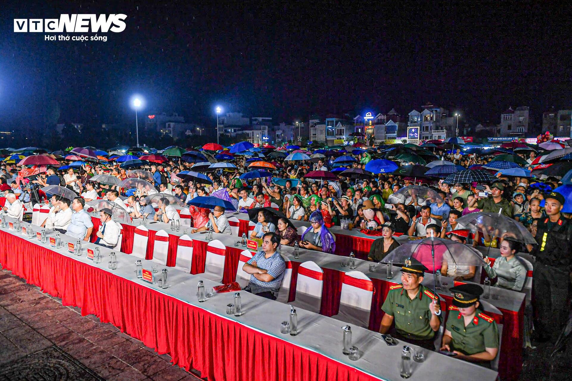 Biển người đội mưa xem màn bắn pháo hoa mừng ngày hợp nhất Hải Dương - Hải Phòng- Ảnh 2.
