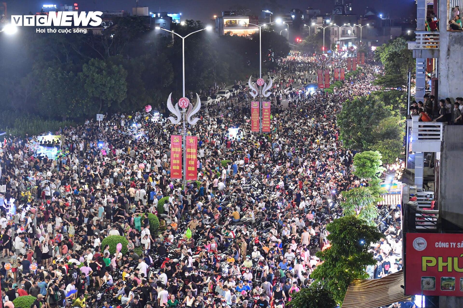 Biển người đội mưa xem màn bắn pháo hoa mừng ngày hợp nhất Hải Dương - Hải Phòng- Ảnh 3.