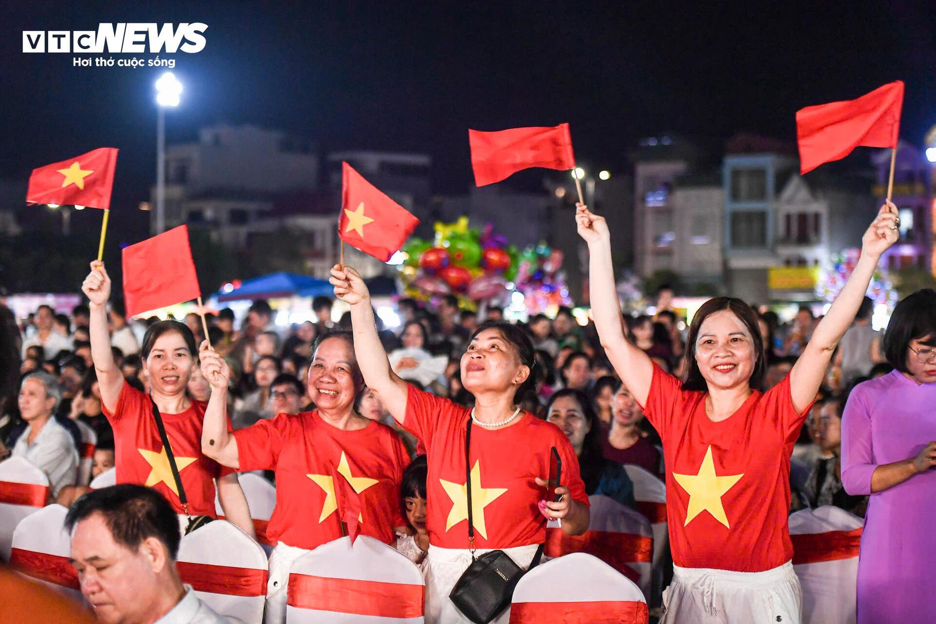 Biển người đội mưa xem màn bắn pháo hoa mừng ngày hợp nhất Hải Dương - Hải Phòng- Ảnh 10.
