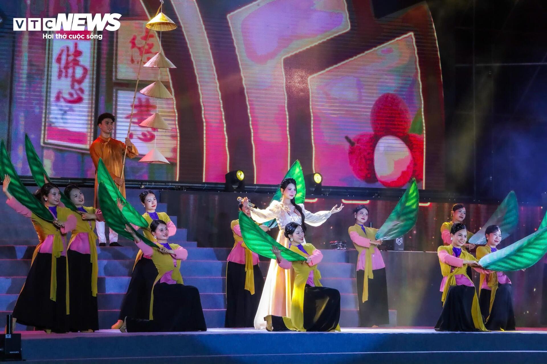 Biển người đội mưa xem màn bắn pháo hoa mừng ngày hợp nhất Hải Dương - Hải Phòng- Ảnh 13.