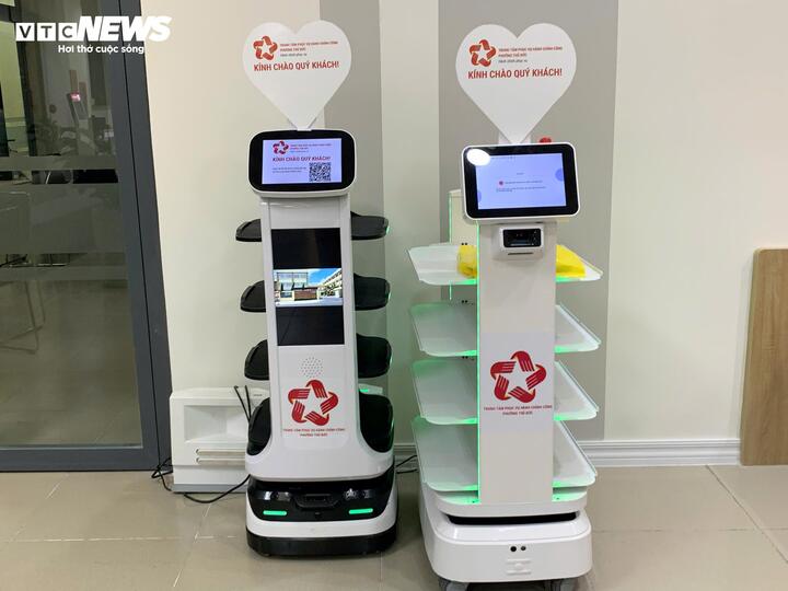 Robot chào đón, hỗ trợ người dân làm thủ tục hành chính tại TP.HCM- Ảnh 1.