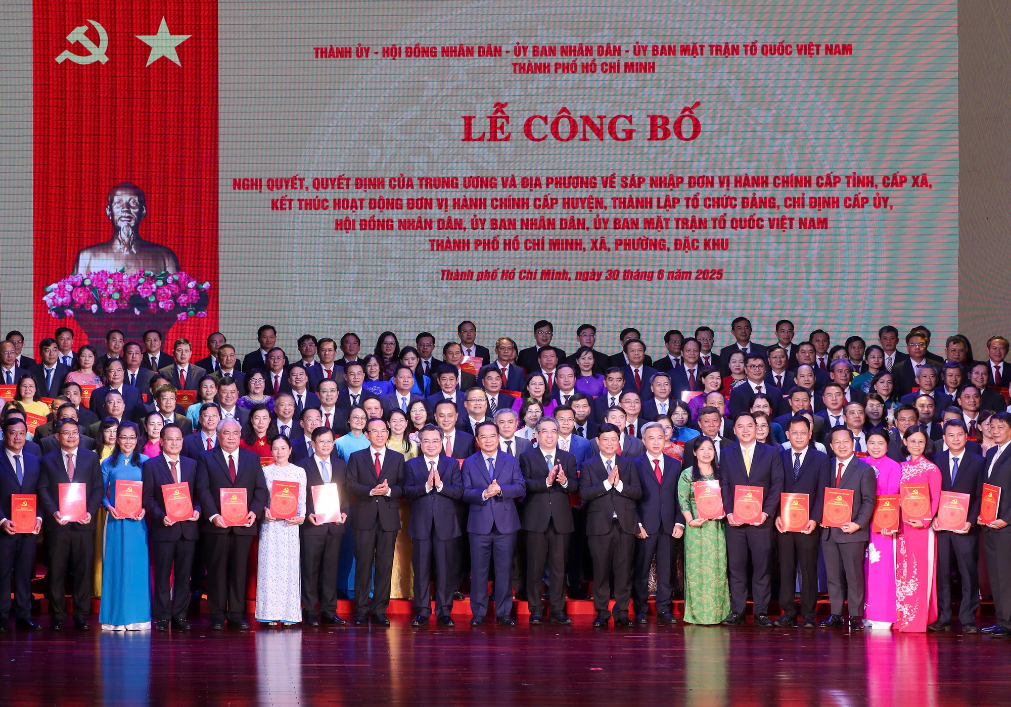 TP HCM mở rộng cánh cửa bước vào kỷ nguyên mới- Ảnh 1. TP HCM mở rộng cánh cửa bước vào kỷ nguyên mới- Ảnh 1.