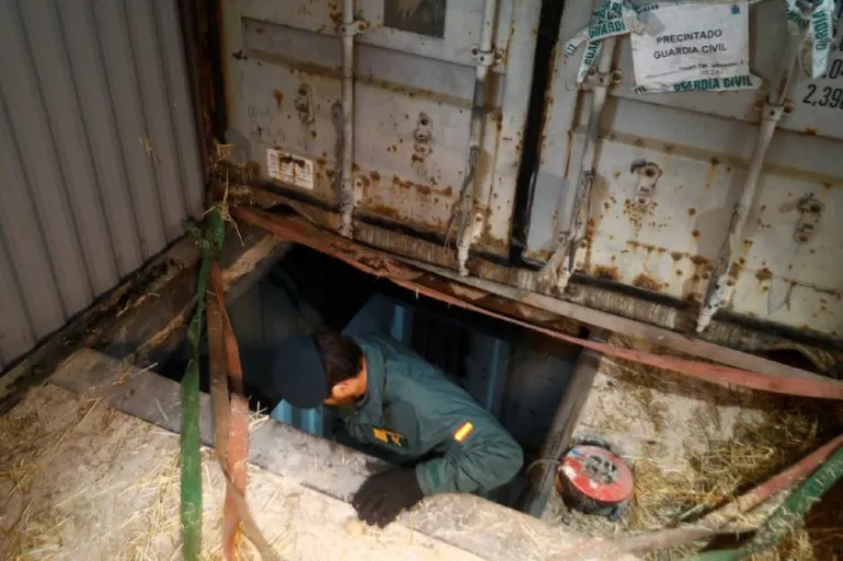 Sâu 4 mét dưới lòng đất: Cảnh sát phát hiện nhà máy thuốc lá giả, lợi nhuận "khủng" hơn 19 tỷ/tuần- Ảnh 1.